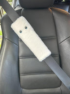 White Cat Eyes Seat Belt Strap Cover Pad, Cute Funny Kawaii Interior Car Accessories Decor, for Auto Car Truck Pickup 2025, Artificial Soft Wool, Fluffy Shoulder Neck Cushion Protector, 2 PCS